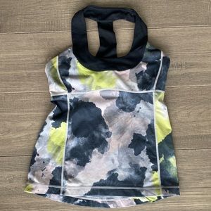 Lululemon Scoop Tank w bra-shelf - size 8